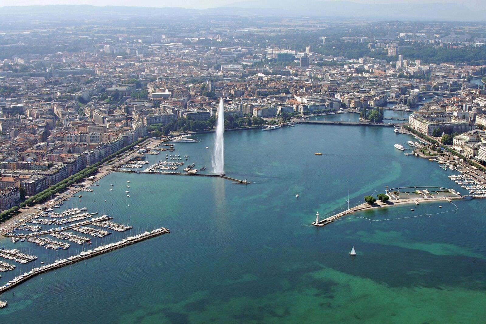 La rade de Genève vue du ciel, avec le jet d’eau